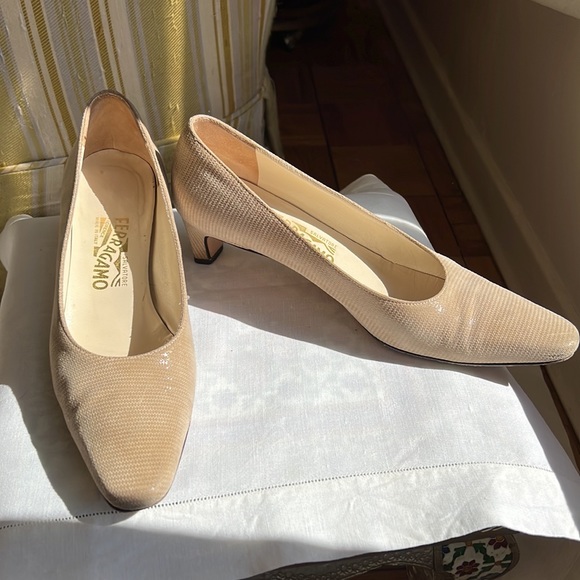 Ferragamo Beige Subtle Shimmer Low Pumps Sz 8AA EUC - Picture 12 of 13